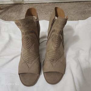Universal Thread size 11 brownish/gray booties.